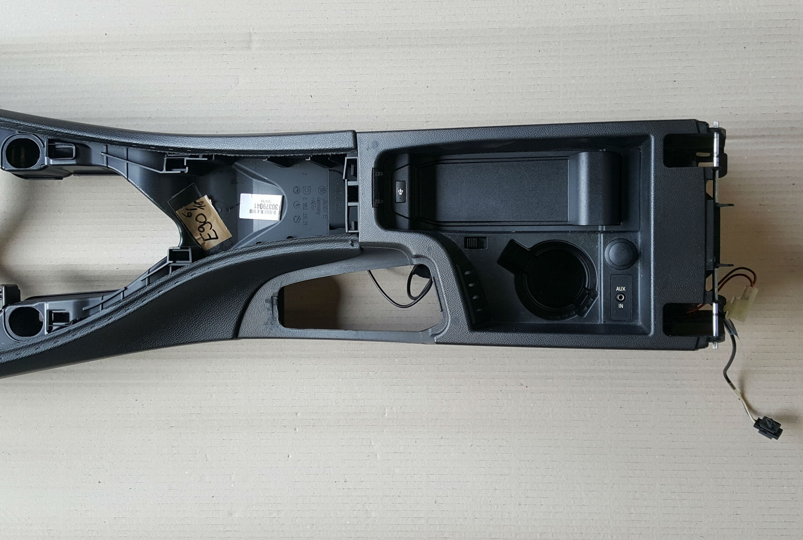 BMW E90 E91 Mittelkonsole Telefon Konsole Aux In Anschluss Zigaretten Anzünder – Bild 5