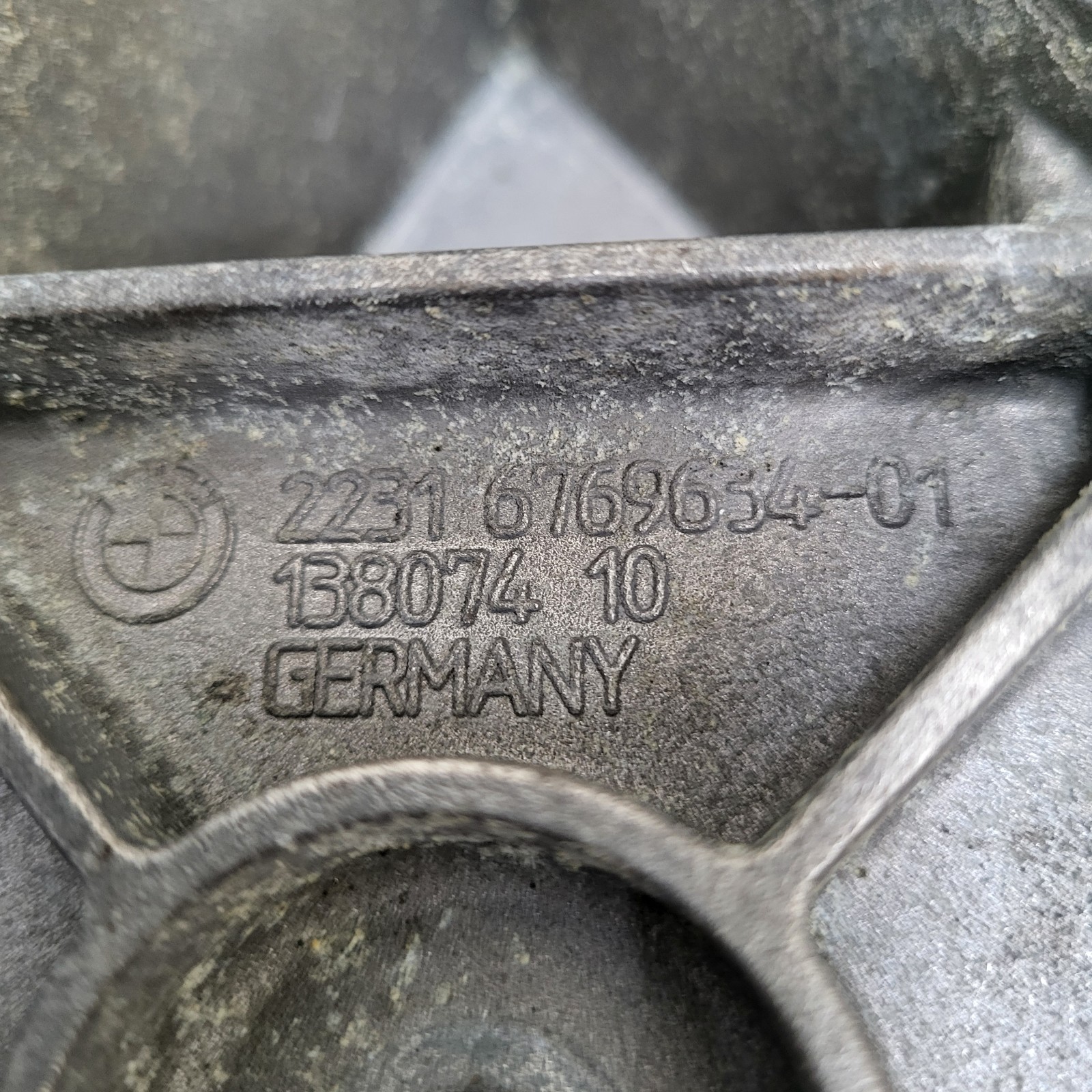 BMW  E60 / E61 Getriebe Halter / Getriebeträger 6769634 – Bild 2
