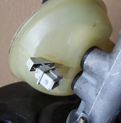 Audi VW 8G0611301 Ausgleichsbehälter Bremsflüssigkeit Bremskraftregler – Bild 2