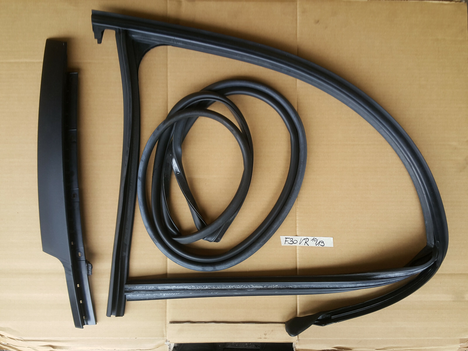 BMW F30 F31 Beifahrer Tür Fenster Rahmen Leiste Dichtung VORNE RECHTS  – Bild 1