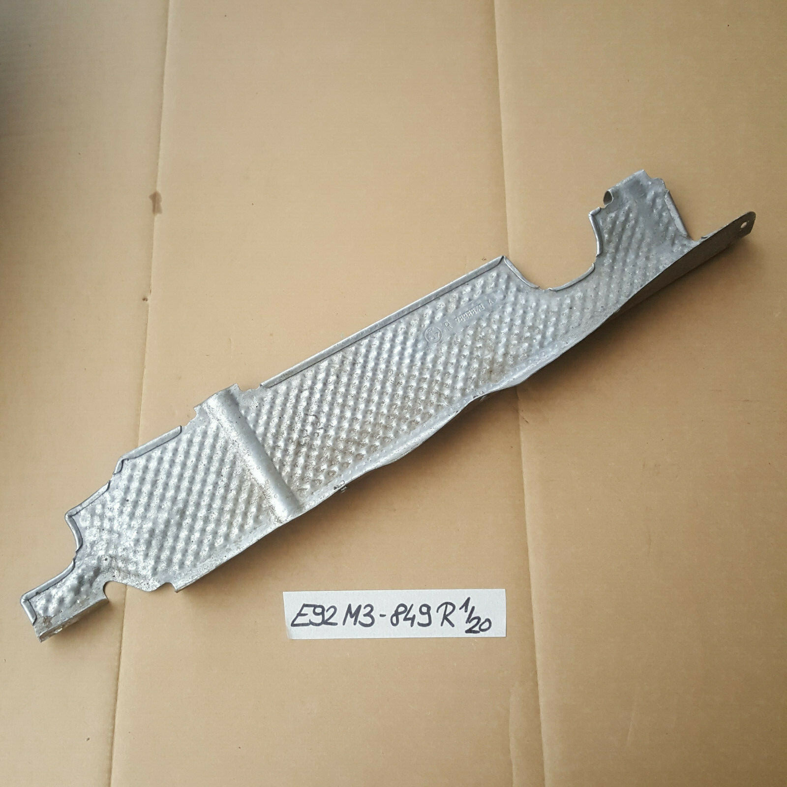 BMW E90 E92 E93 M3 Hitzeblech Wärmeisolierung Unterbodenverkleidung 7898849 R – Bild 1