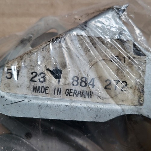 BMW E30 Führungsrolle Motorhaube 1884272  – Bild 3