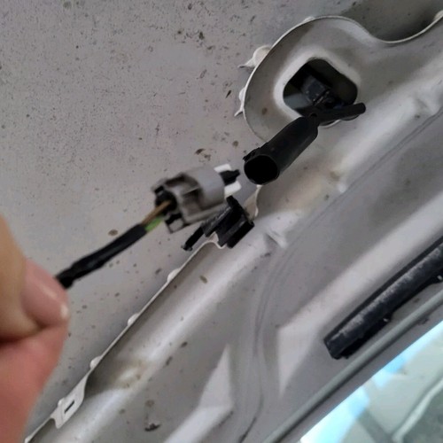 BMW Z4 E85 E86  Gegen Stecker für Spritzdüse in der Motorhaube  – Bild 4