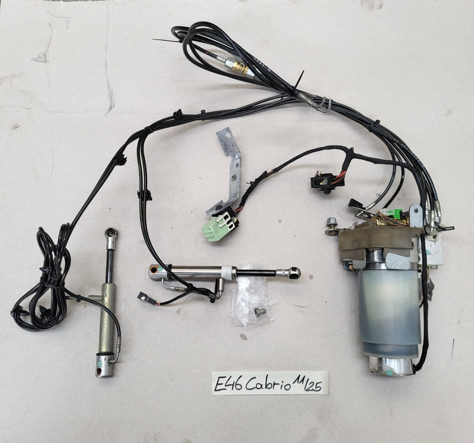 Original BMW E46 Cabrio  Verdeck Pumpe 8234530 + Hydraulik Zylinder + Leitungen  – Bild 1