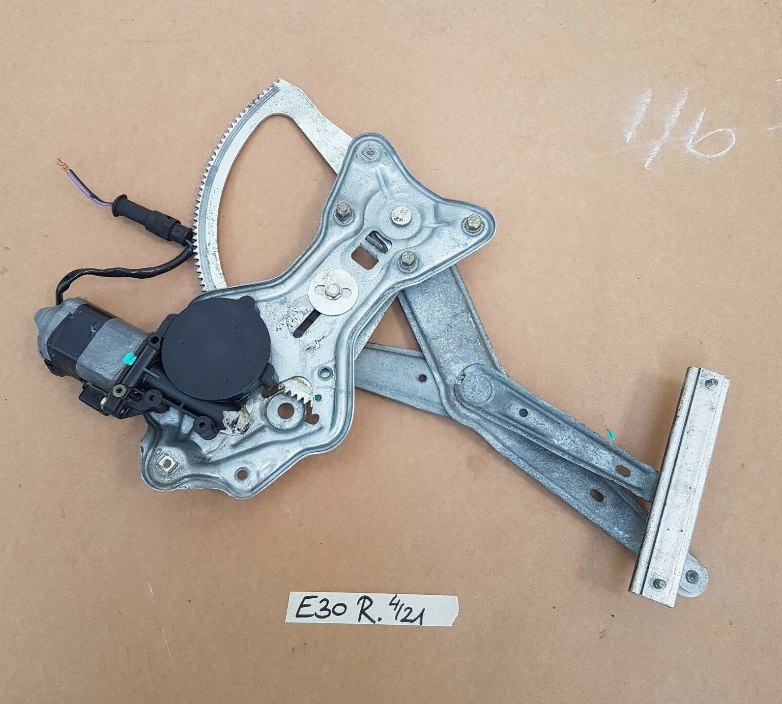 BMW E30 Cabrio Fensterheber Gestänge + Motor ohne Scheibe  HINTEN RECHTS – Bild 1