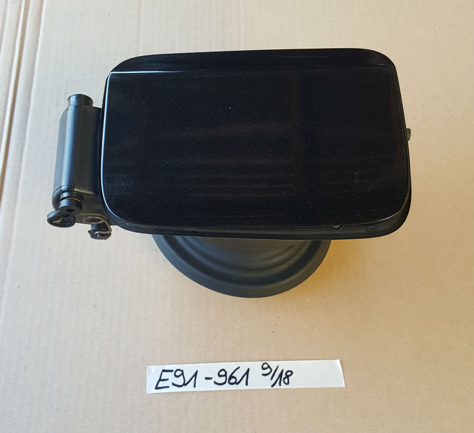 BMW E90 E91 Tank Deckel Klappe Abdecktopf 7073961 schwarz 2 black 668 – Bild 1