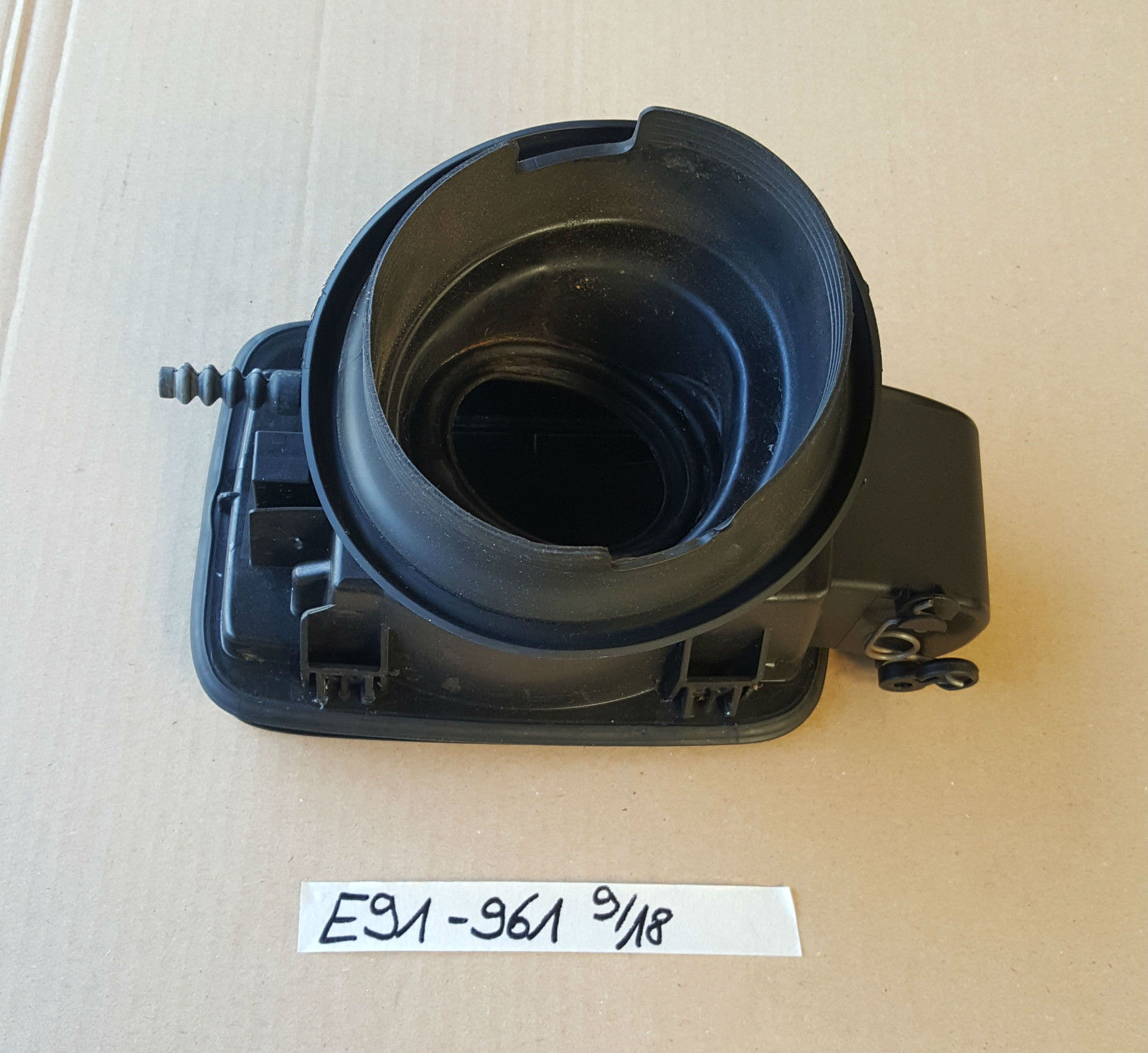 BMW E90 E91 Tank Deckel Klappe Abdecktopf 7073961 schwarz 2 black 668 – Bild 2