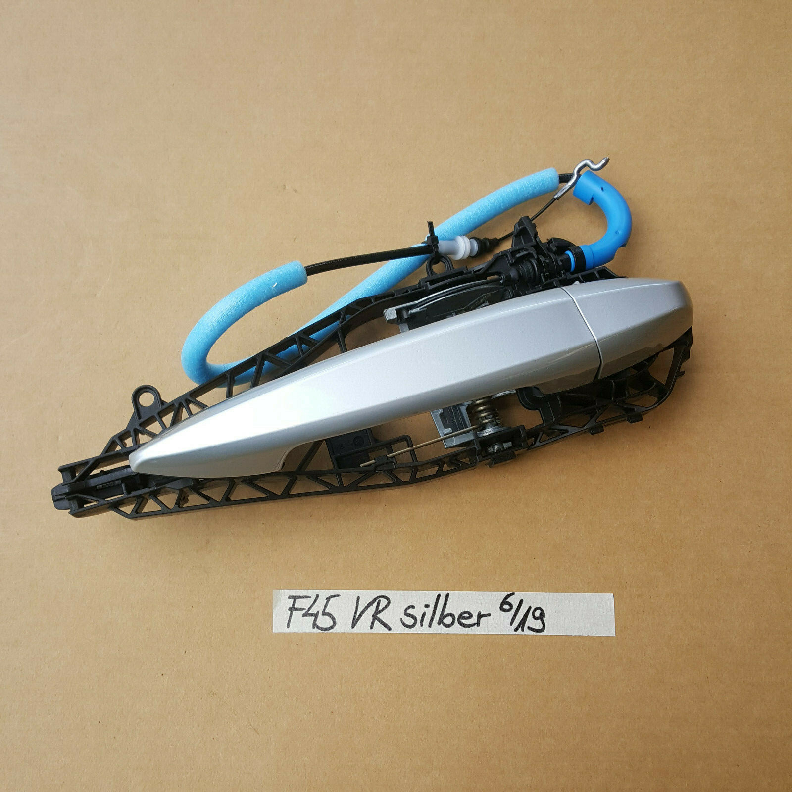 BMW 2er F45 F46 X1 F48 Tür Griff aussen VORNE  RECHTS Glacier Silber A83  – Bild 1