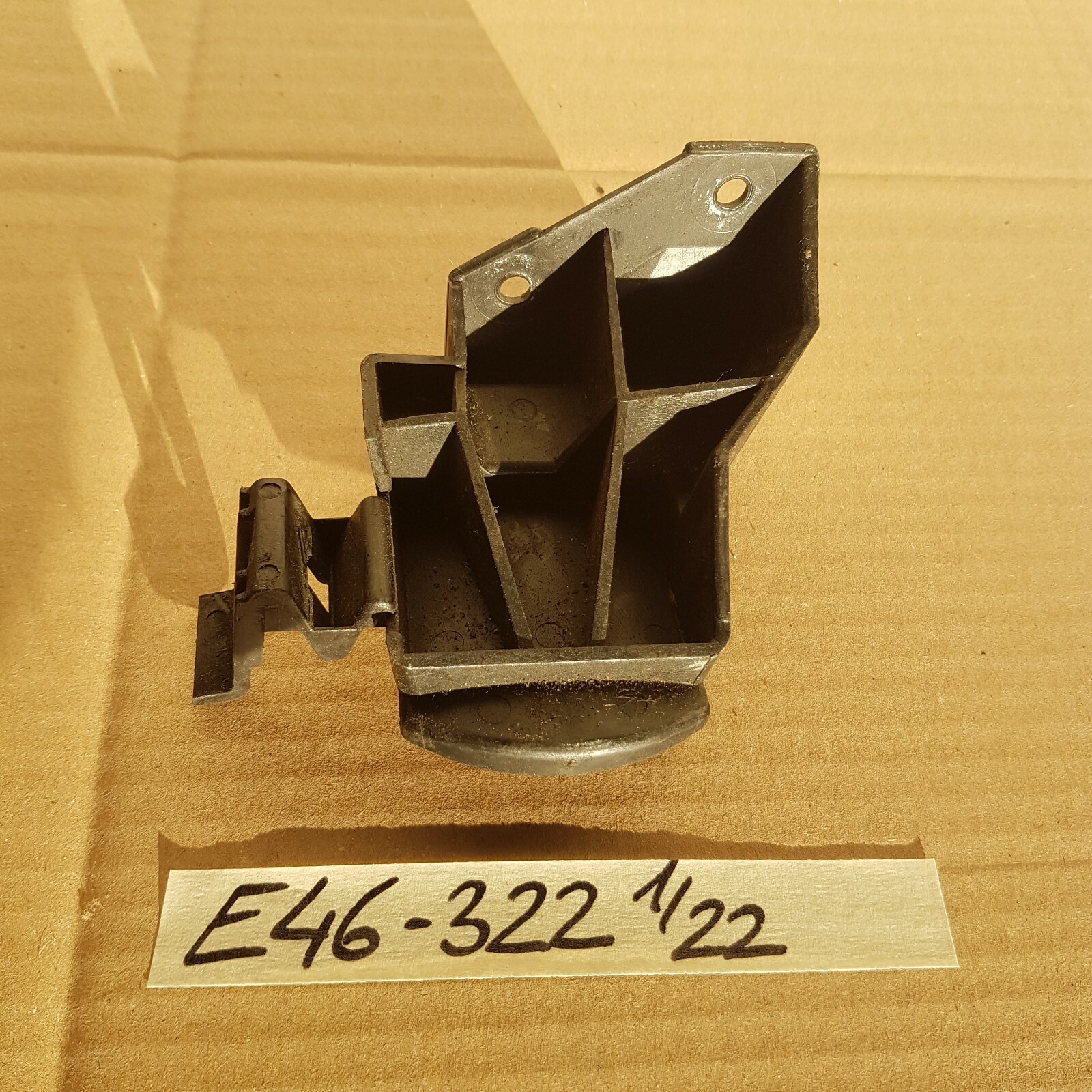 BMW E46 Aufnahme Stoßstange hinten Halter Heckschürze Seitenwand rechts 8195322 – Bild 3