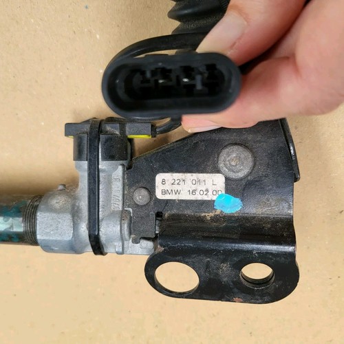 BMW Z3 Roadster Gurtstraffer Gurt Schloss Gurtstrammer LINKS 8221011 Stecker