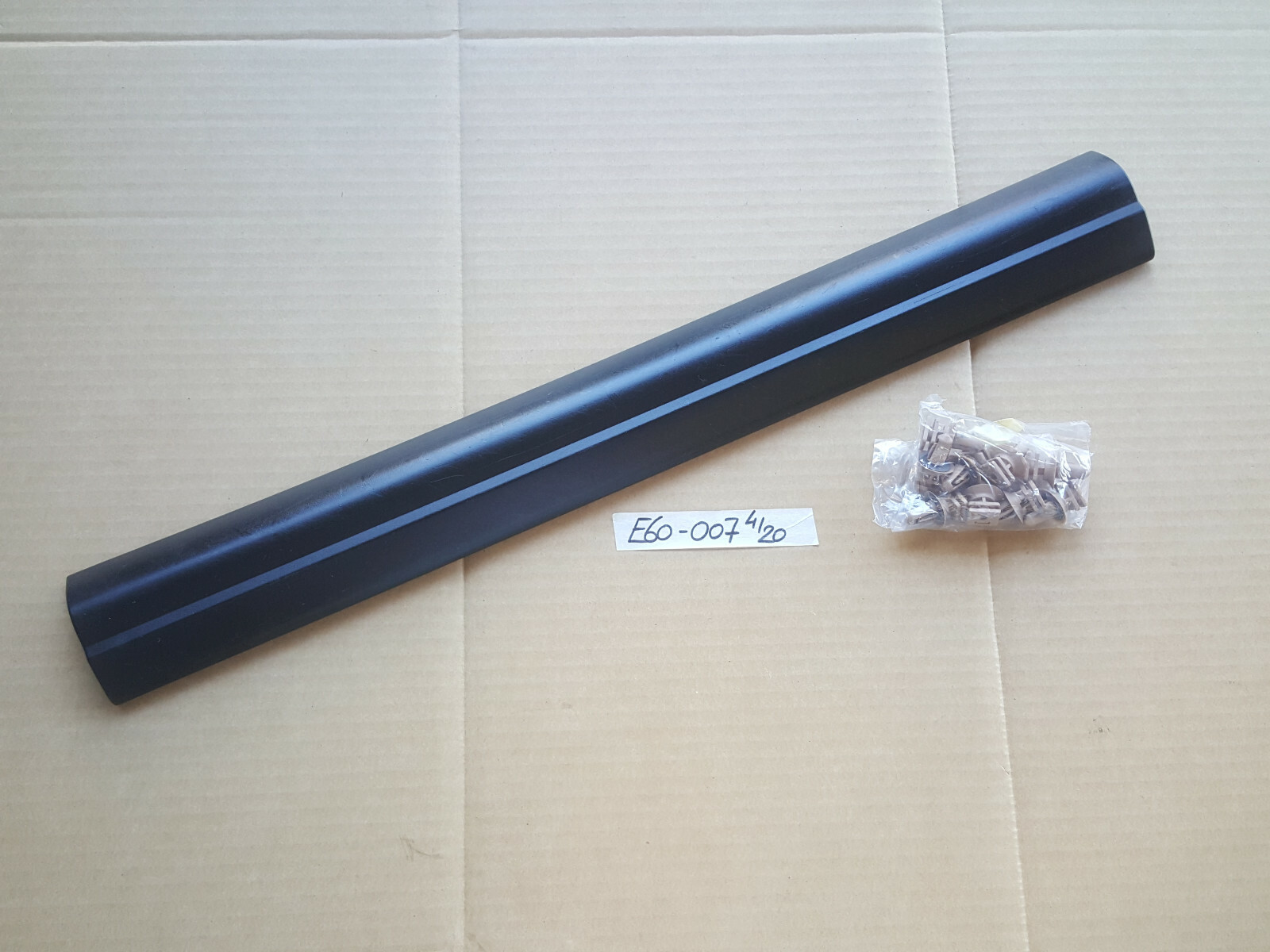 BMW 5er E60 E61 Einstiegsleiste Leiste Blende Einstieg 7025007 schwarz VORNE  – Bild 2