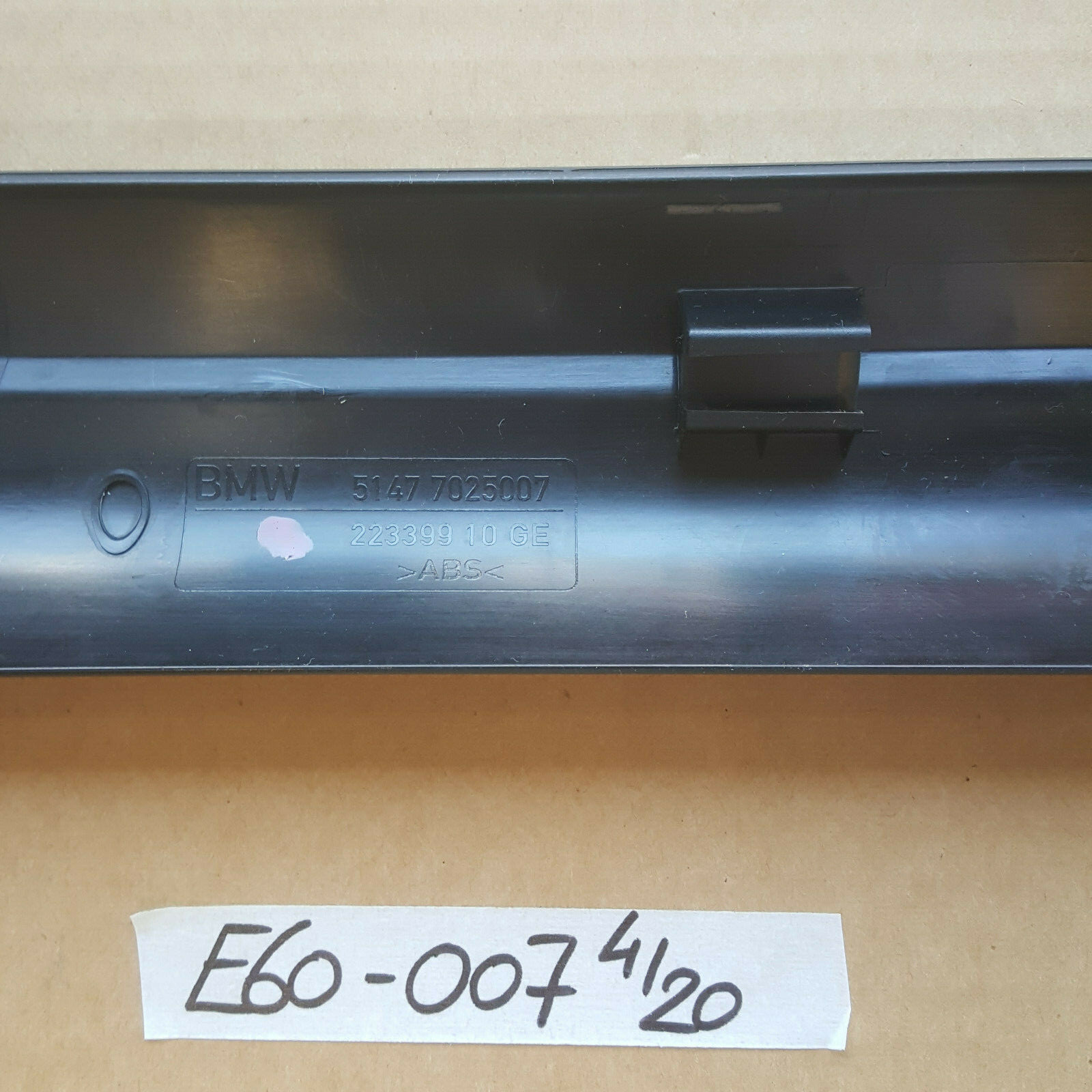 BMW 5er E60 E61 Einstiegsleiste Leiste Blende Einstieg 7025007 schwarz VORNE  – Bild 3