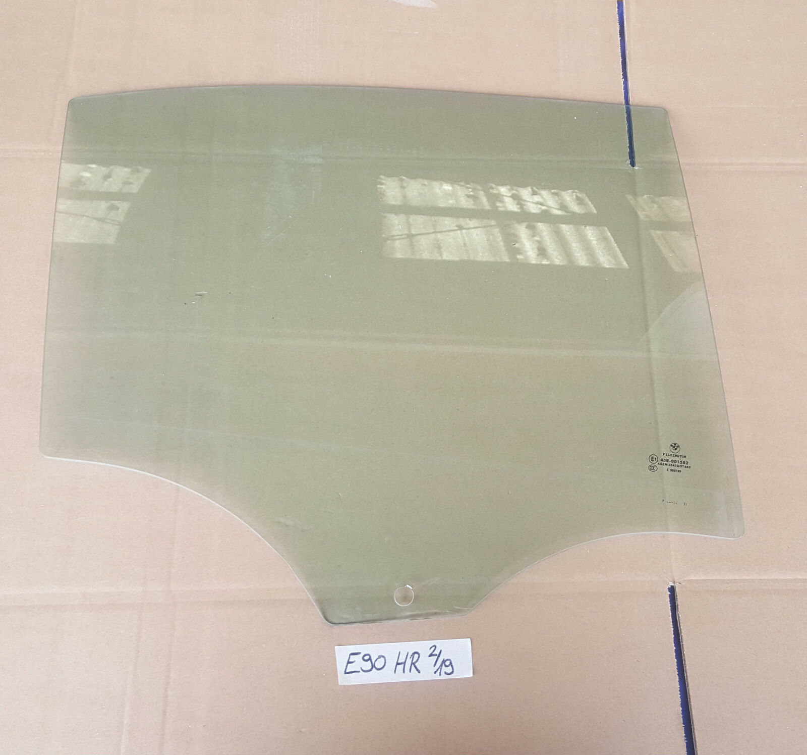 BMW E90  Seiten Scheibe  HINTEN RECHTS Bei Fahrer Seite Fenster Glas ABHOLUNG – Bild 1