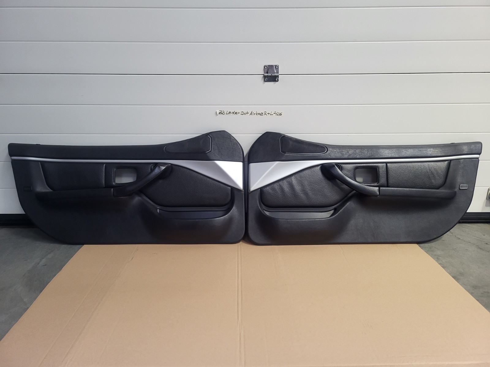 BMW Z3 Tür Verkleidung Leder Schwarz RECHTS LINKS Türgriff  Airbag-Klappe Chrom – Bild 1