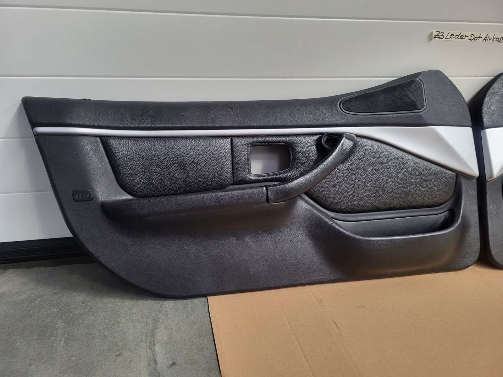 BMW Z3 Tür Verkleidung Leder Schwarz RECHTS LINKS Türgriff  Airbag-Klappe Chrom – Bild 3