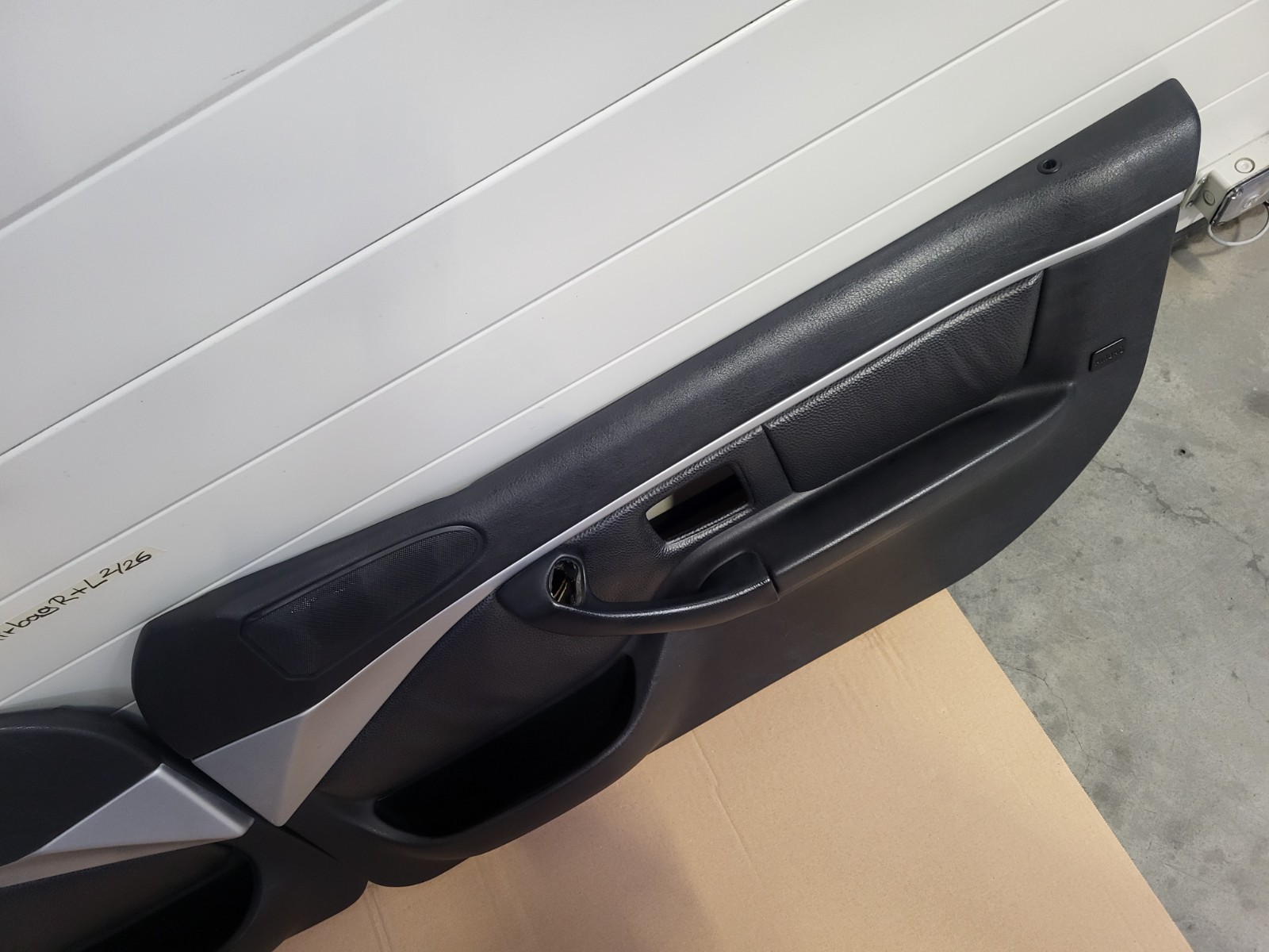 BMW Z3 Tür Verkleidung Leder Schwarz RECHTS LINKS Türgriff  Airbag-Klappe Chrom – Bild 4