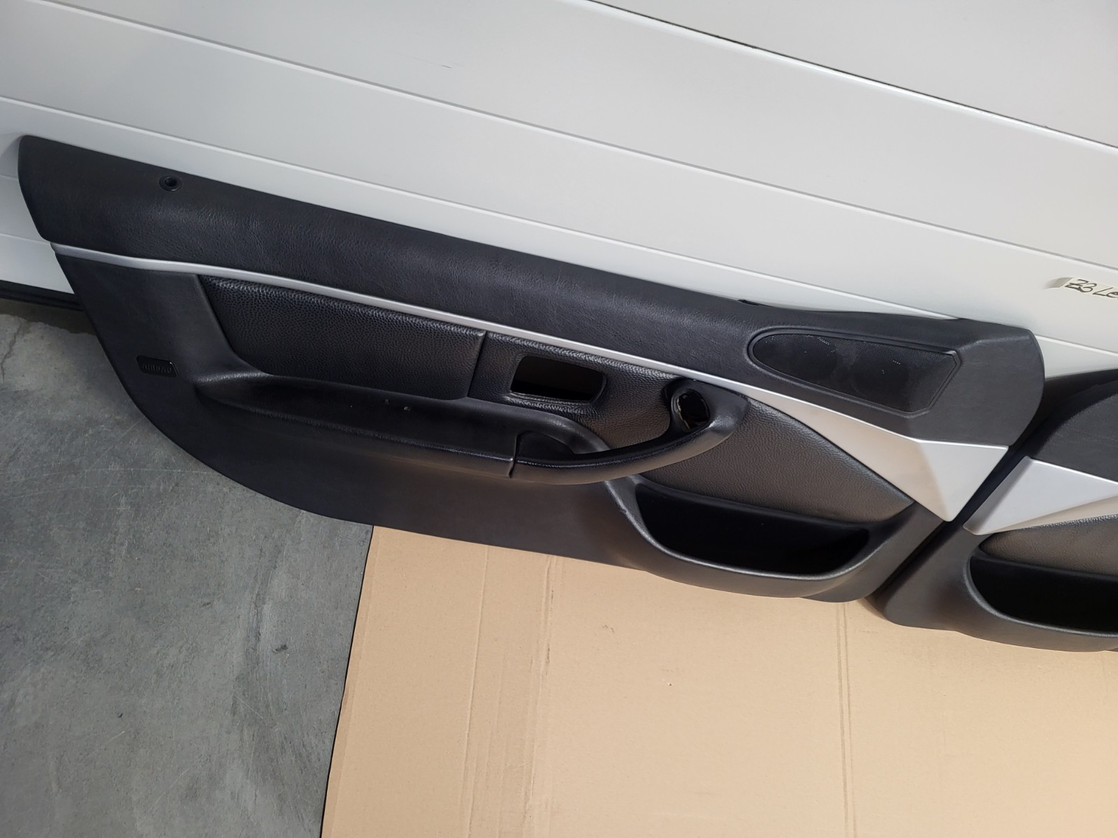 BMW Z3 Tür Verkleidung Leder Schwarz RECHTS LINKS Türgriff  Airbag-Klappe Chrom – Bild 5