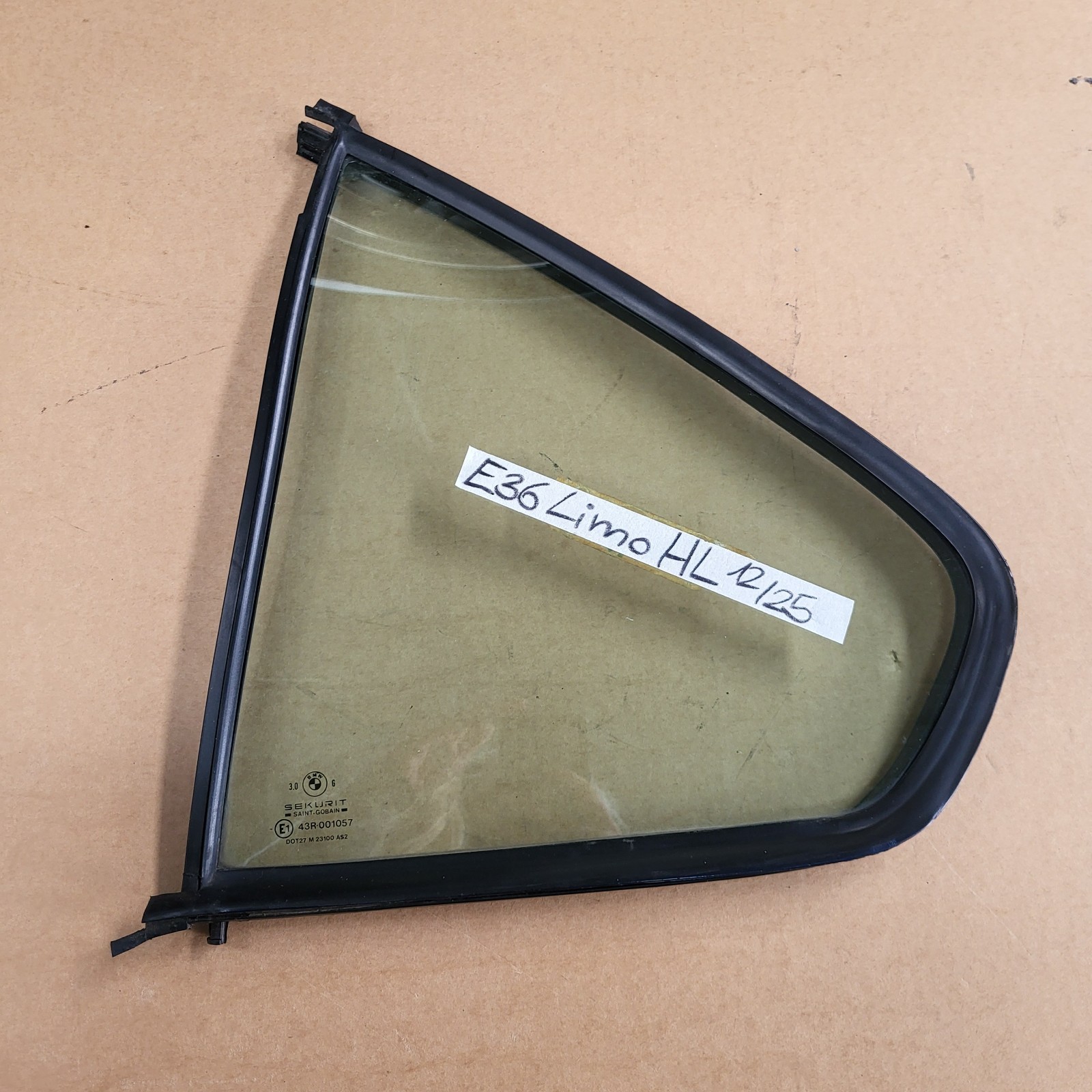 BMW E36 Limousine Seiten Scheibe Tür Fenster Glas HINTEN LINKS Fahrer Seite – Bild 1