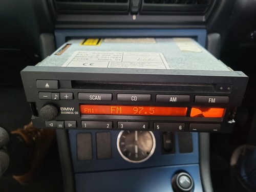 BMW E30 E36 Z3 Roadster  E34 E32 E31 CD Radio  Business 6900603  kleine Macke!
