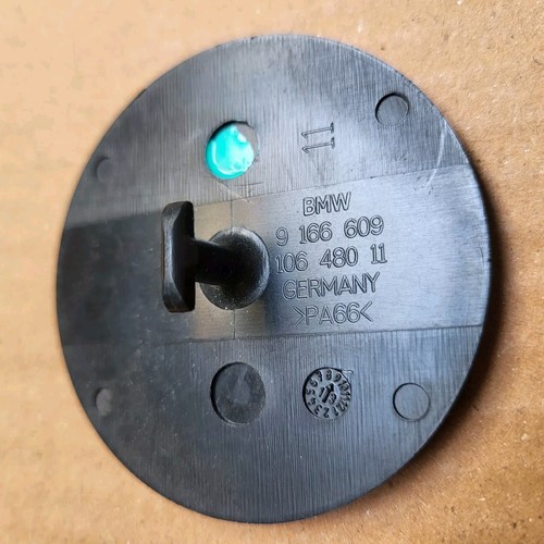 BMW E60 E61 E63 E64 E90 E91 X3 E83  Klett Knopf Fußmatte Klettelement 9166609