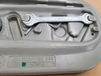BMW E36 Werkzeugkasten  Werkzeug Box  1182033 Zange Maulschlüssel Abschleppöse