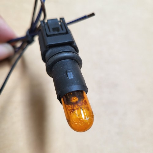 BMW Z3 Seiten Blinker Birne + Stecker Zusatzblinkleuchte im Kotflügel 